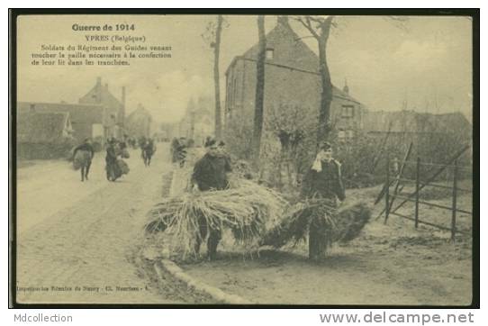 BELGIQUE YPRES / Soldats Du Régiment Des Guides Venant Toucher La Paille Nécessaire Pour Leurs Lits Dans Les Tranchées / - Ieper