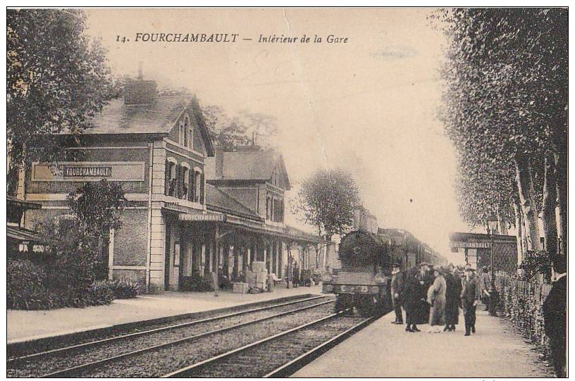 58 FOURCHAMBAULT La GARE  Les QUAIS Animés Les  Passagers à L' Arrivée Du TRAIN - Other & Unclassified