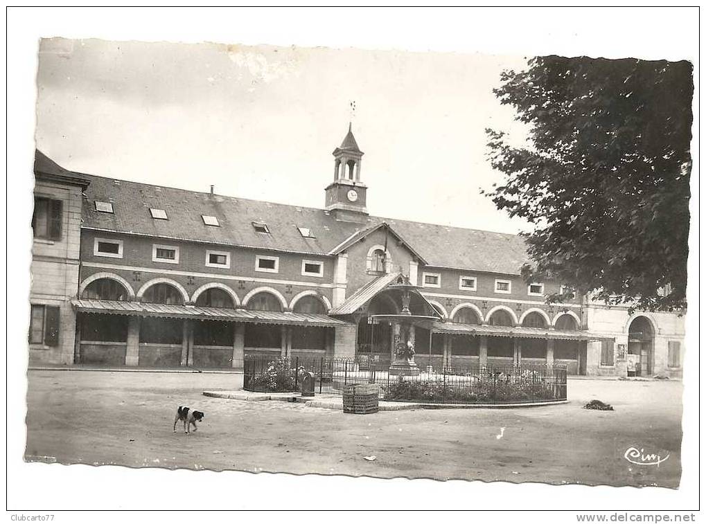 Contres (41) :Place De La Halle Env 1962 (animée). - Contres