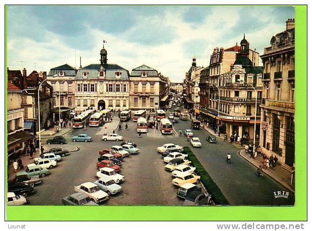 10 TROYES : Place Du Maréchal Foch Et L´Hôtel De Ville (Banque Société Générale -Bus- Commerces)N°10.387.89 - Banche