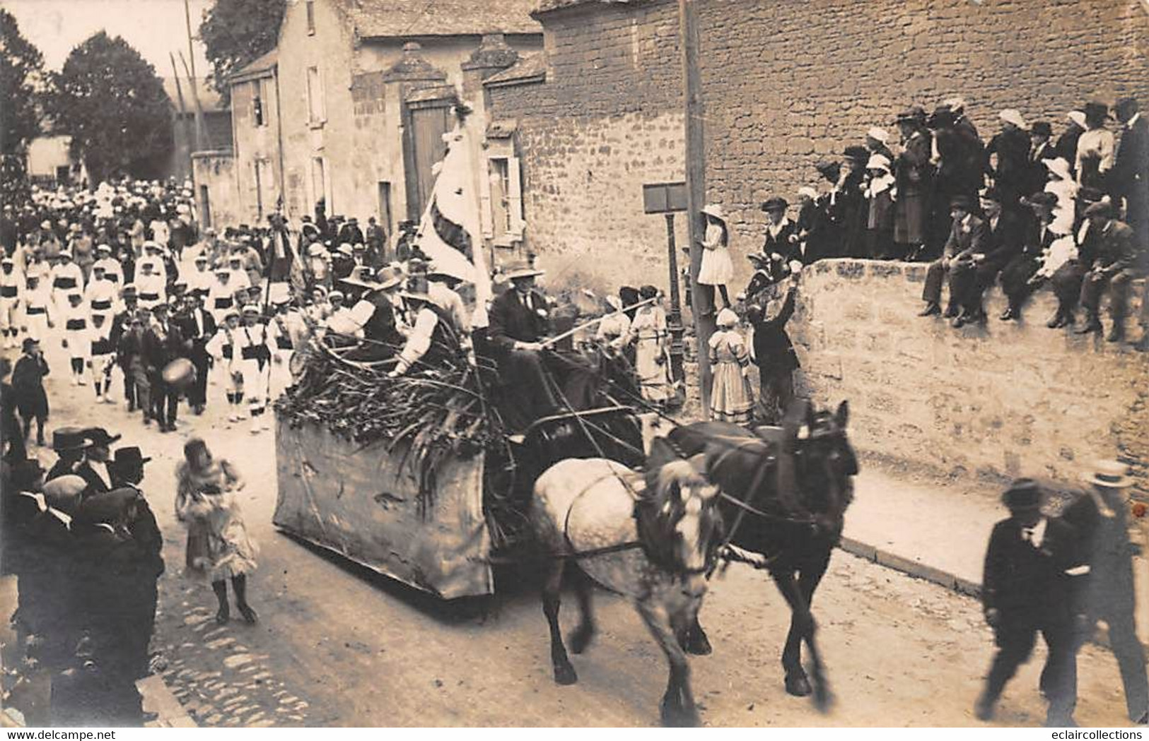 Doué La Fontaine.   49   Rue Proche De L'Avenue De La Gare    Fête Cavalcade Défilé, Char Décoré, Attelage  (voir Scan) - Doue La Fontaine