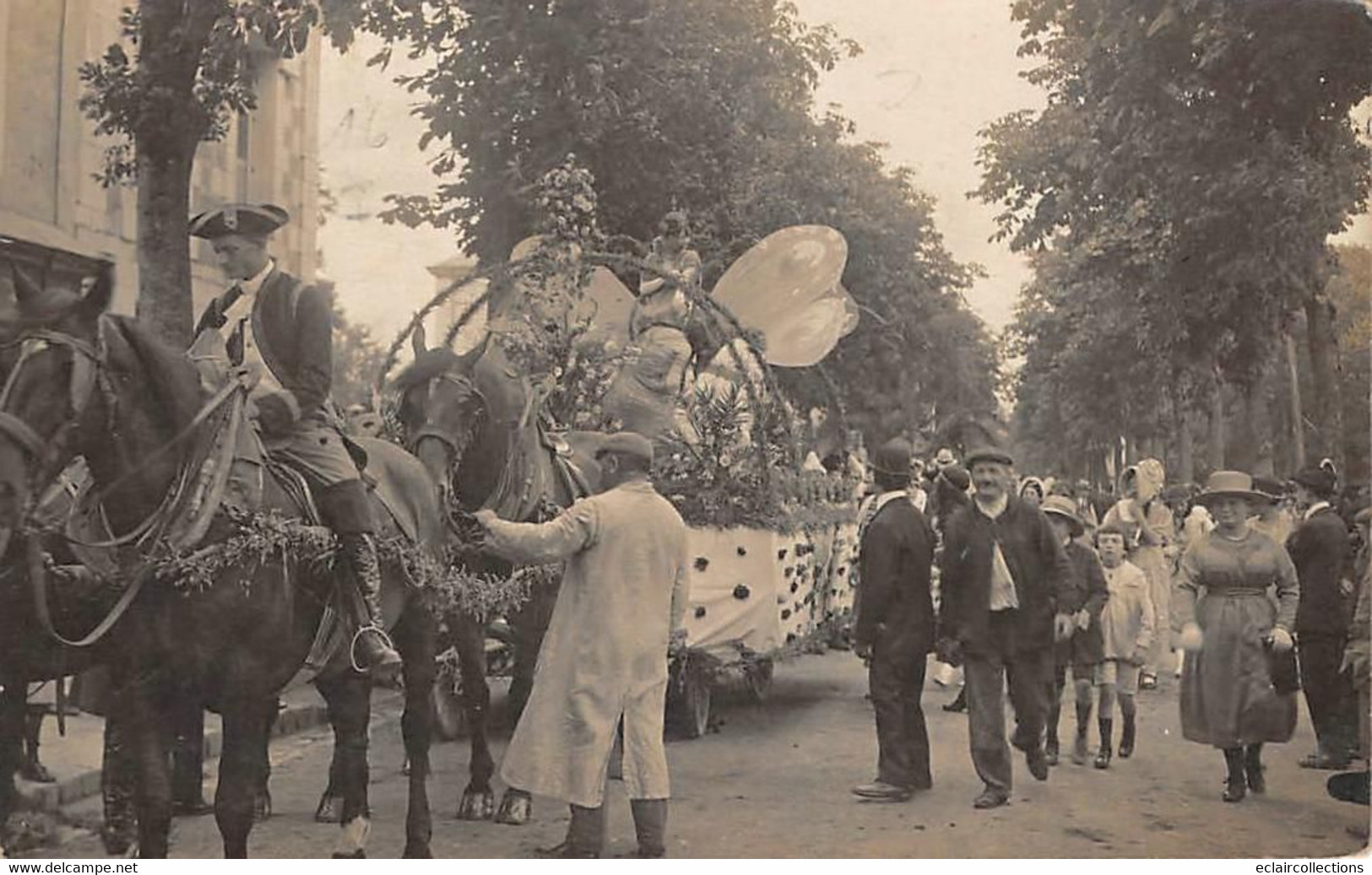 Doué La Fontaine   49  Proche Avenue De La Gare   Fête; Cavalcade; Défilé, Char Décoré, Libellule;attelage   (voir Scan) - Doue La Fontaine