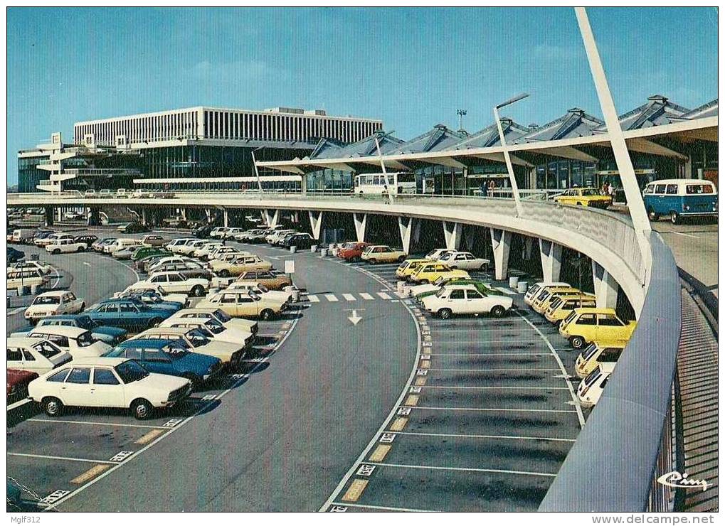 AEROPORT De LYON-SATOMAS (69) Le Parc De Stationnement Vers1976 - Voitures De Tourisme