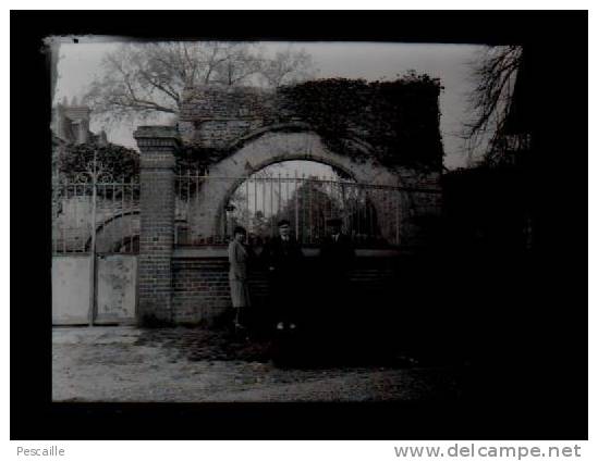 NEGATIF VERRE - 3 PERSONNES DEVANT UNE RUINE DE CHATEAU A LOCALISER - ANIMATION - Plaques De Verre