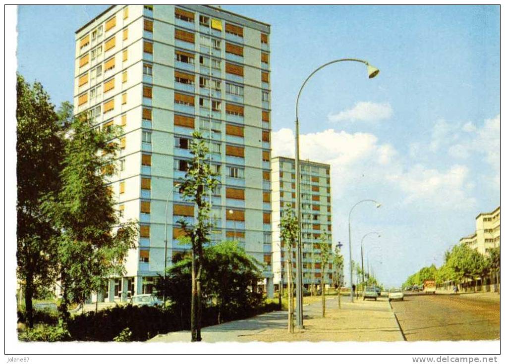 CPM     92         NANTERRE            BATIMENTS          AVENUE FREDERIC ET IRENE JOLIOT CURIE - Nanterre