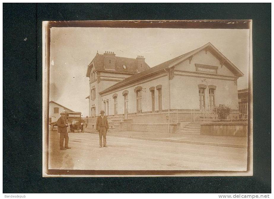 Photo Originale - Vue Extérieure De La Gare De THIAUCOURT (54) ( Animée Automobile ) - Places