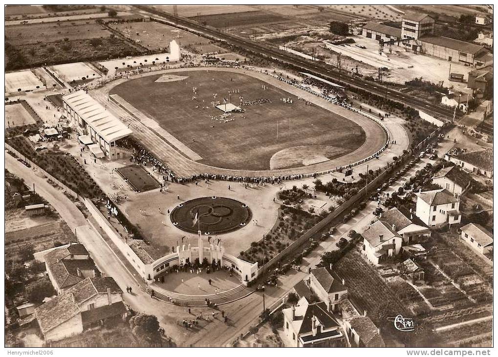 Marmande ( Lot Et Garonne) Vue Aérienne Du Terrain De Sports Stade Foot Ball Et Rugby Avec Joueurs, Photo Ed Cim - Marmande