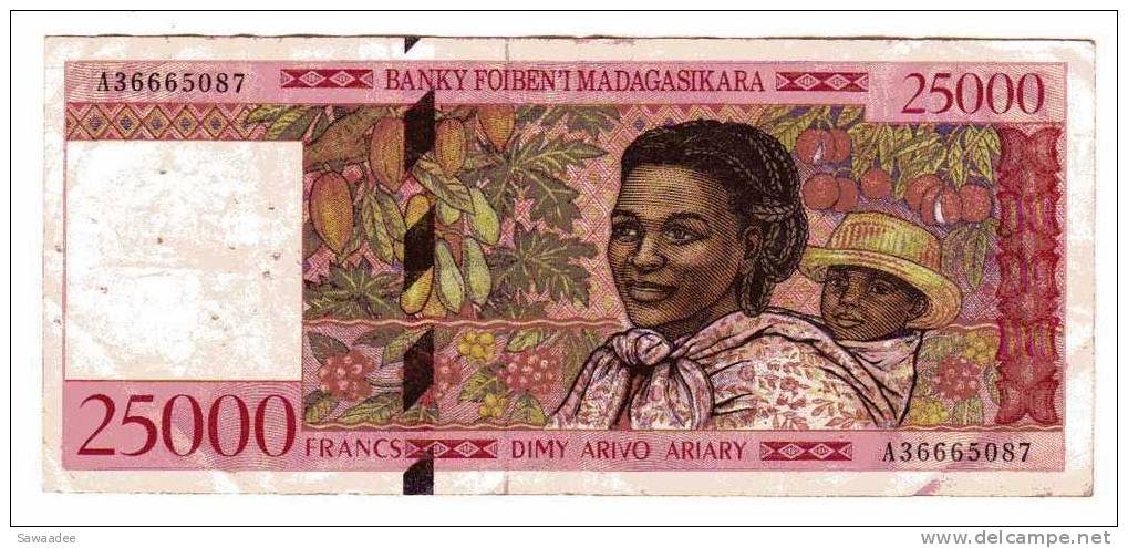 BILLET MADAGASCAR - P.82 - 1998 - 25000 FRANCS = 5000 ARIARY - PORTRAIT DE FEMME ET ENFANT - FRUITS - Madagaskar