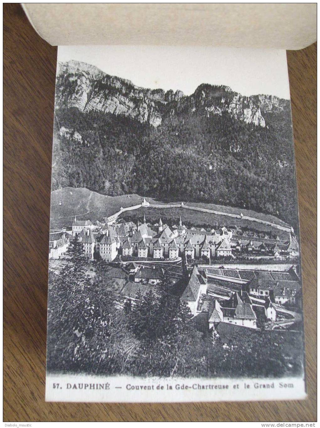 Carnet De 24 Cartes Postales Détachables De La Grande Chartreuse Avec Cachet Du Couvent, Papiers De Soie Intercalaires - Chartreuse