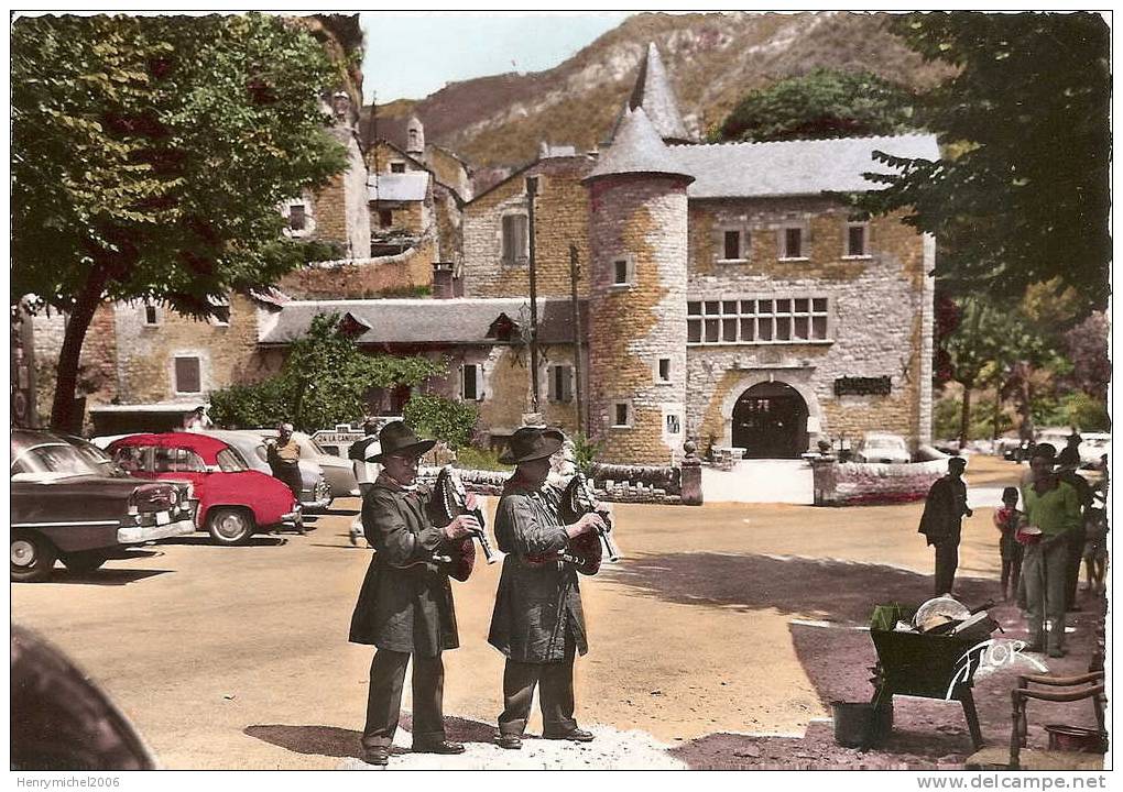 Gorges Du Tarn , Les Frères Blancon Joueurs De Musette Devant Le Chateau De La Malène ( Lozère) - Other & Unclassified