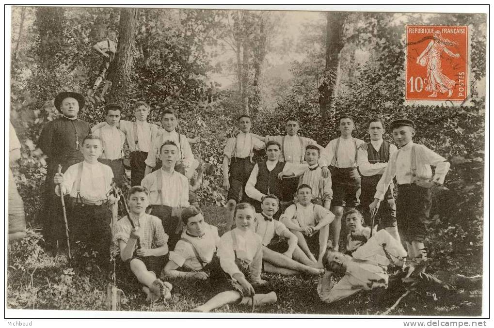 Cpa-A Identifier-Groupe De Jeunes Hommes En Promenade Avec Mr Le Curé - A Identifier