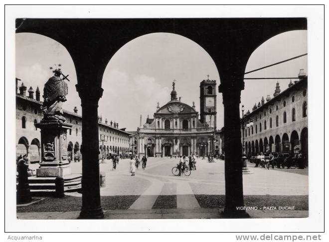 VIGEVANO - Piazza Ducale, Animata - Cartolina FG BN V 1955 - Vigevano