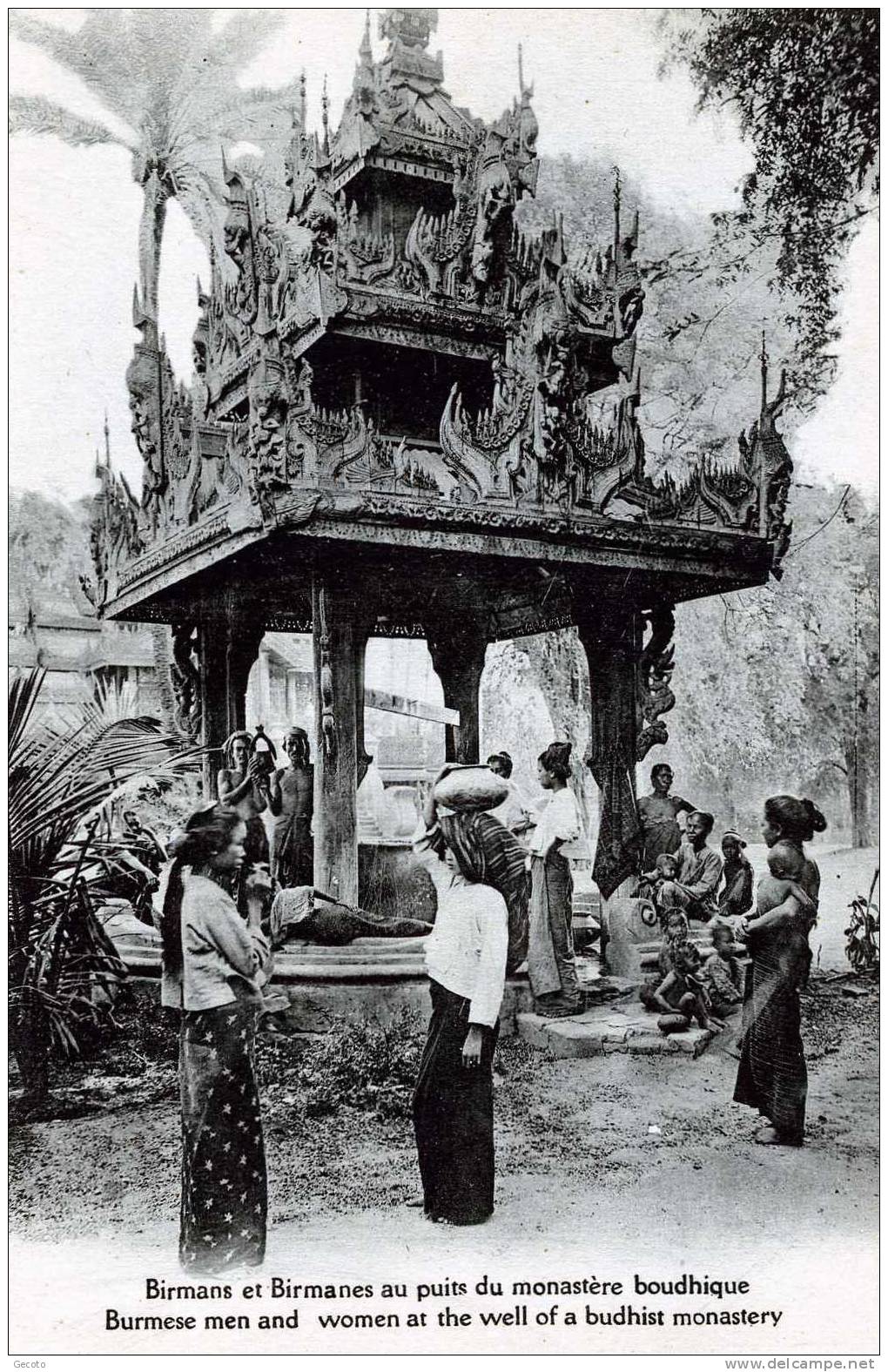 Birmans Et Birmanes Au Puits Du Monastere Bouddhique - Myanmar (Burma)