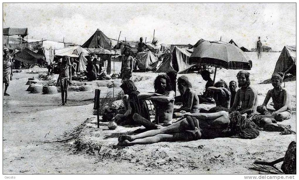 Group Of Fakirs On The Banks Of The Ganges - Bénarés - India