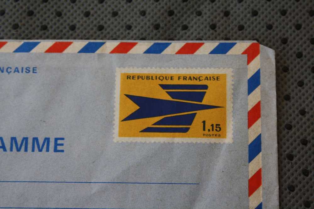 Aérogramme ENTIERS POSTAUX  DE FRANCE  PAR AVION COTE 15 EUROS N°1002 AER NEUF **  JAUNE BLEU & VIOLET - Aerograms