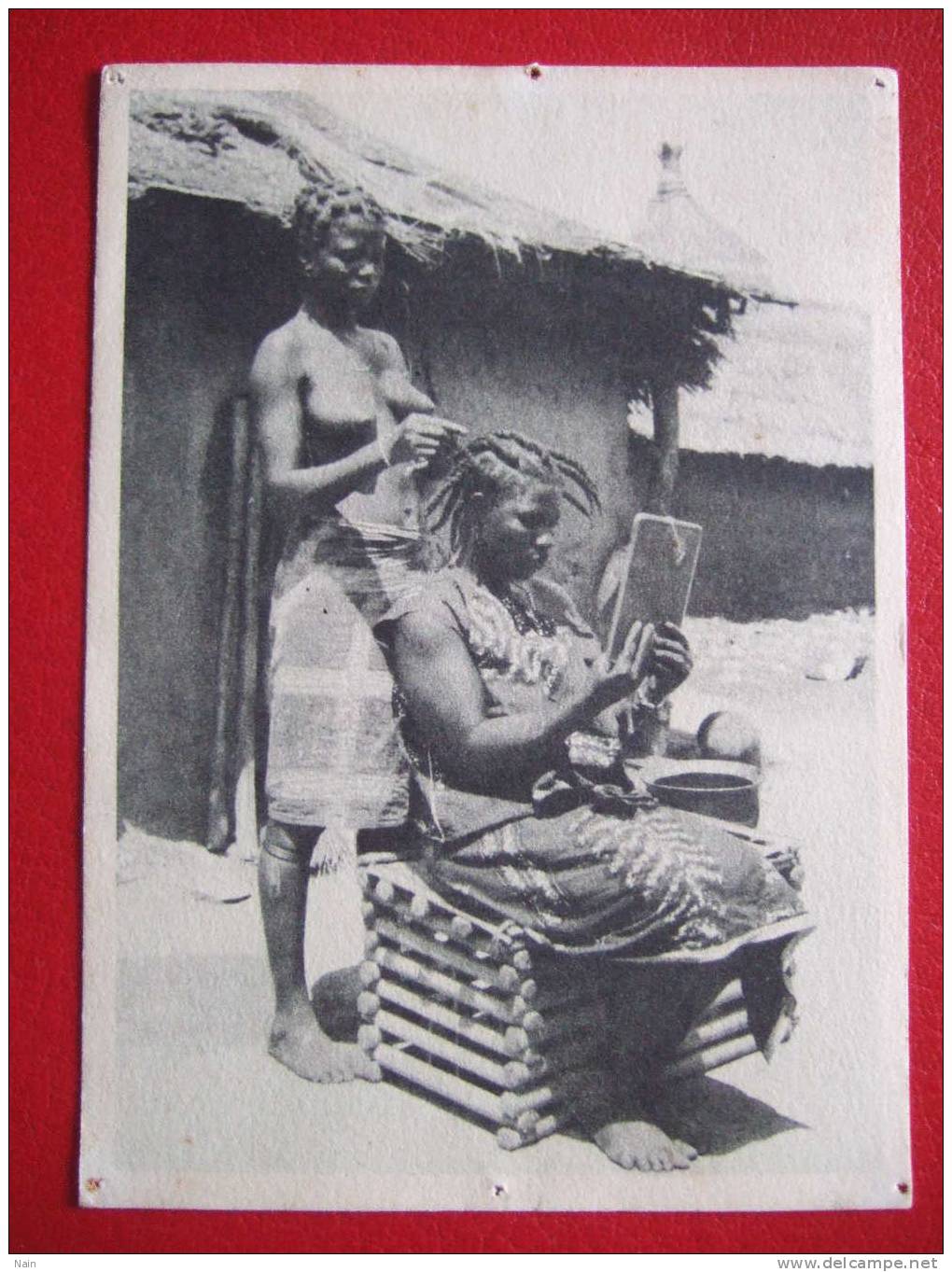 TOGO - NOIRE OU BLANCHE LA FEMME EST COQUETTE....SEINS NUS...+ PUB : IONIL... - Togo