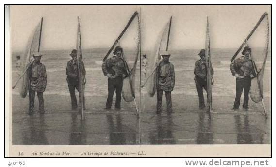 AU BORD  DE LA MER  UN GROUPE DE PECHEURS LL - Cartes Stéréoscopiques