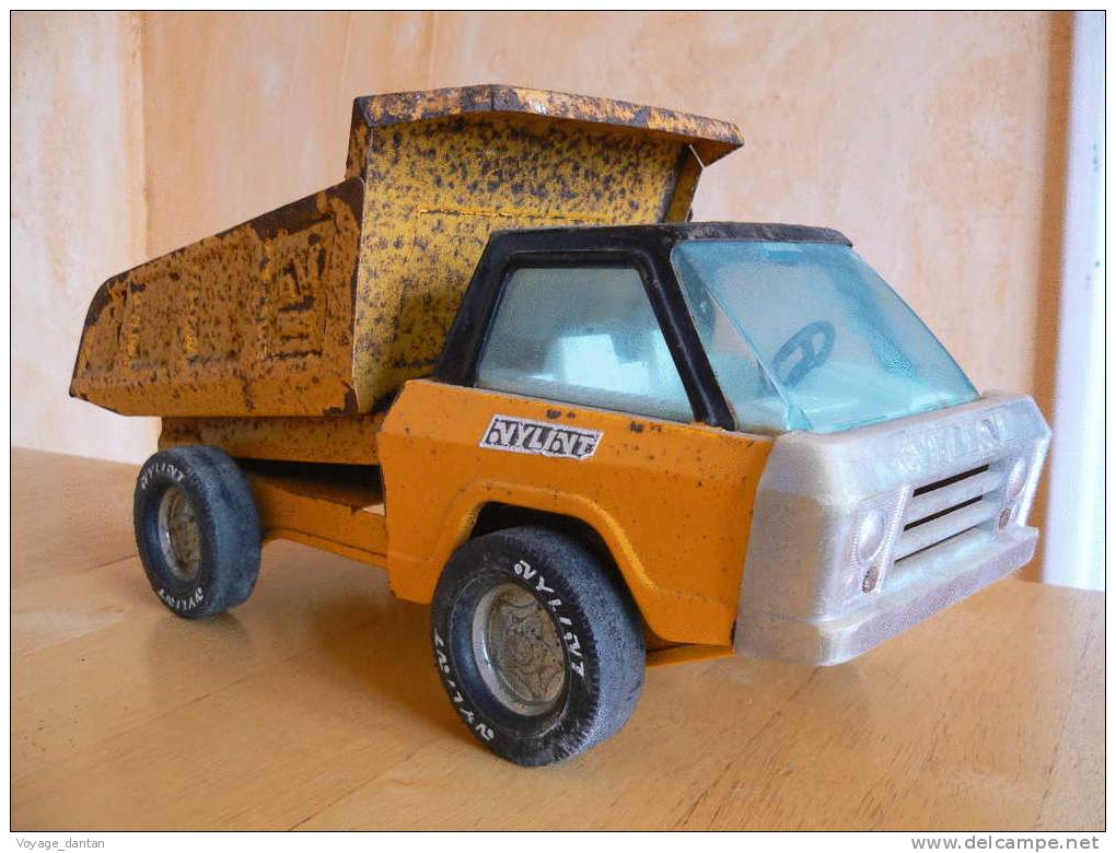 CAMION DE CHANTIER EN TOLE DE MARQUE VYLINT MADE IN USA CORPORATION - Toy Memorabilia