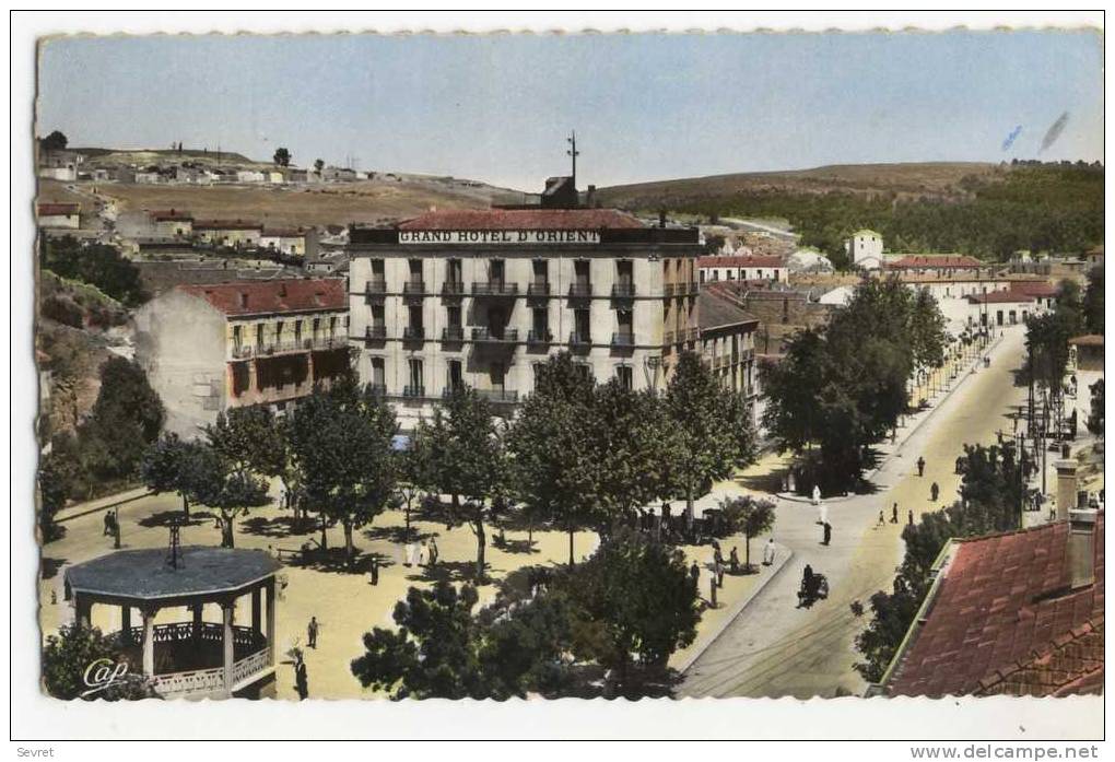 TIARET. - La Place Carnot. Et Le Grand Hôtel D'Orient.  CPSM 9x14 - Tiaret