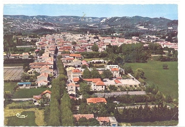 13 // EYGUIERES, Vue Générale Aérienne, Dans Le Fond La Chaine Des Alpilles, CPSM Combier 45-15 - Eyguieres