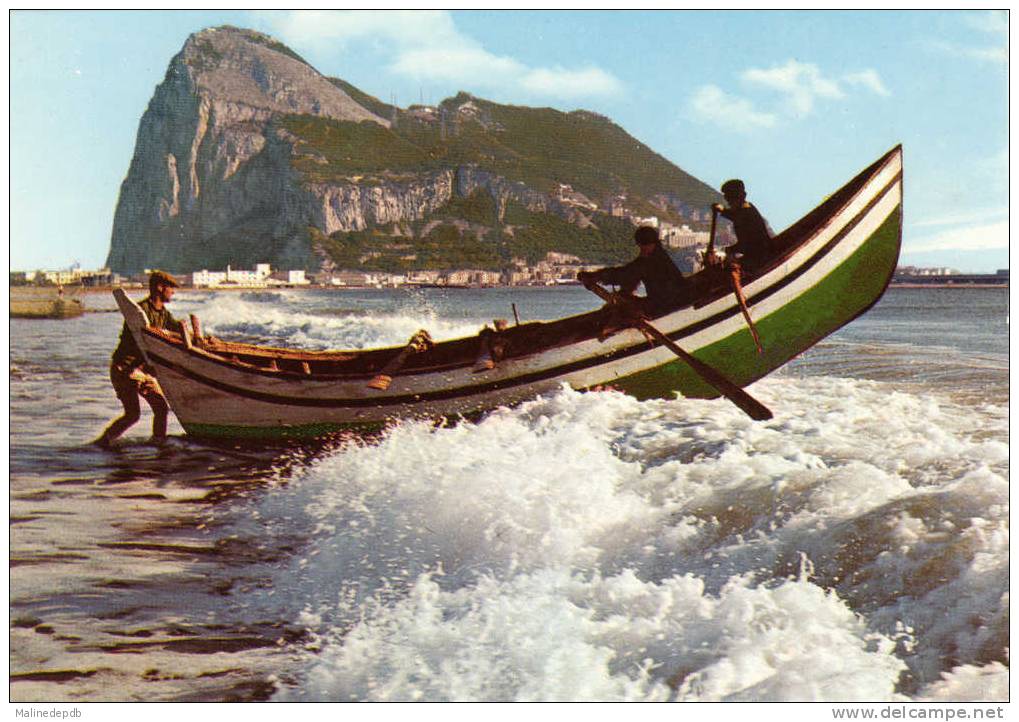 CP - BARQUE ET PECHEURS DEVANT LE ROCHER DE GIBRALTAR - Gibraltar