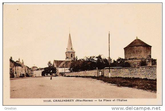 CHALINDREY (HTE MARNE) 33728 LA PLACE ET L'EGLISE - Chalindrey