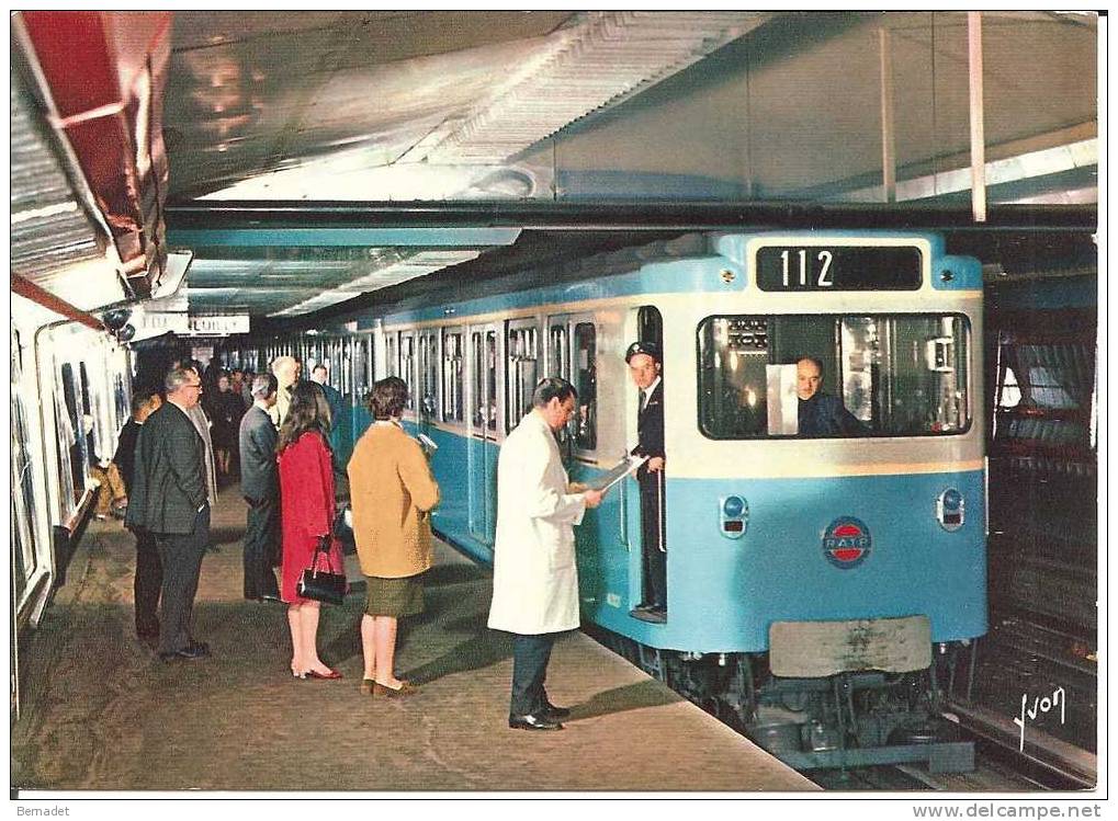 PARIS .. LE METRO .. RAME SUR PNEU EN STATION - Métro