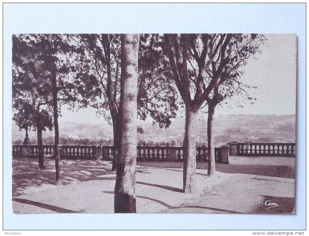 AUCH - Place SALINIS, Vue Sur Les Coteaux Du GERS - Auch