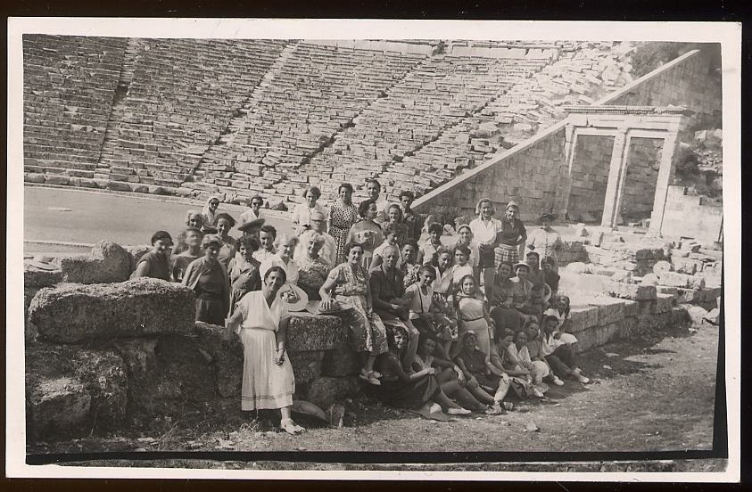 CPSM Photo Animée  Groupe Touristes En Voyage Lieu à Identifier ( Cirque Romain ?) - A Identifier