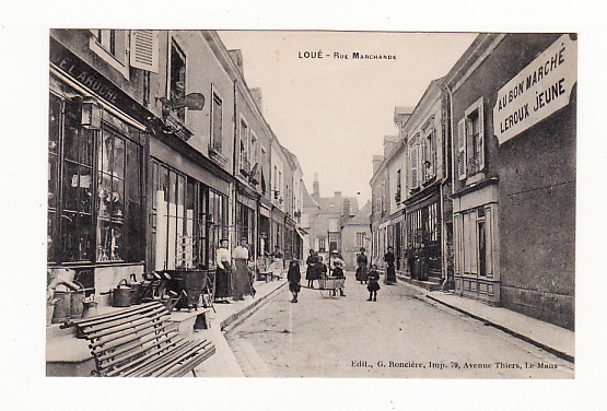 CARTE 1905 LOUE - RUE MARCHANDE -très Animée (magasins Au Bon Marché Et Leroux) - Loue