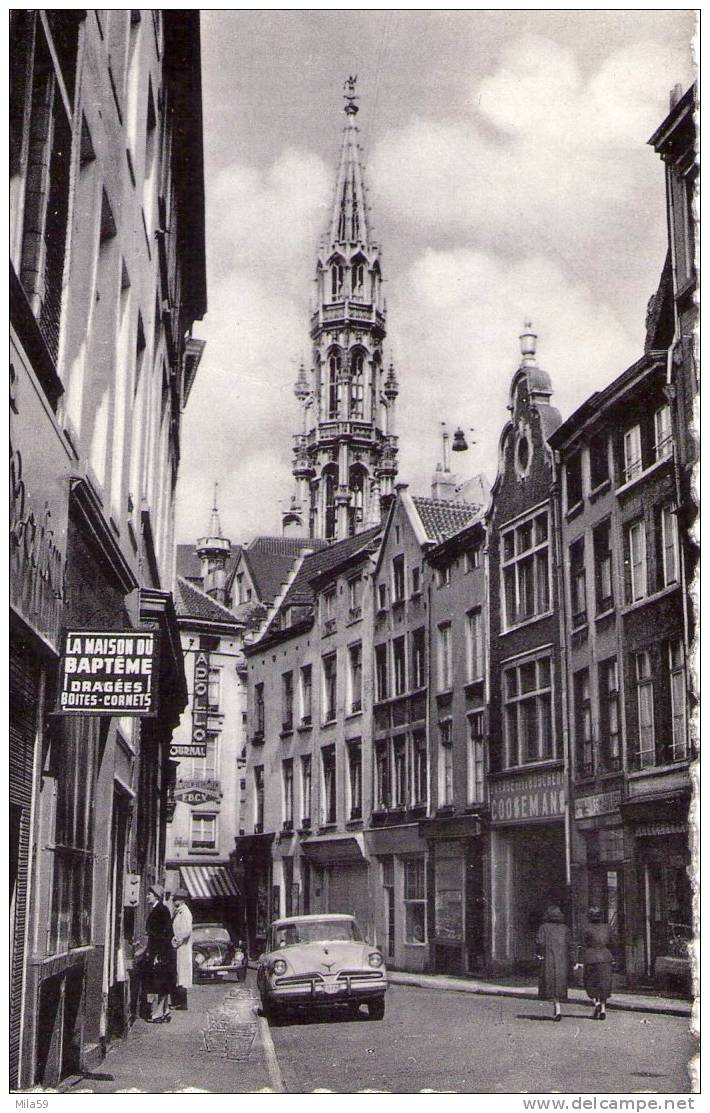 Bruxelles. Rue Du Marché Aux Fromages Et Tour De L'Hôtel De Ville. (Vue De La "Maison Du Baptème") - Lanen, Boulevards