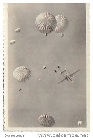 CONSTELLATION  ET PARACHUTES / DEPART DE TARBES      //    REF16642 - Parachutespringen