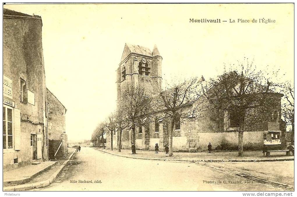 MONTLIVAULT  -  La Place De L'Eglise - Autres & Non Classés