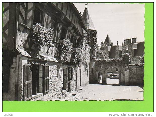 56 JOSSELIN : Vieille Maison à L'angle Des Rues Des Trente Et Du Château - Josselin