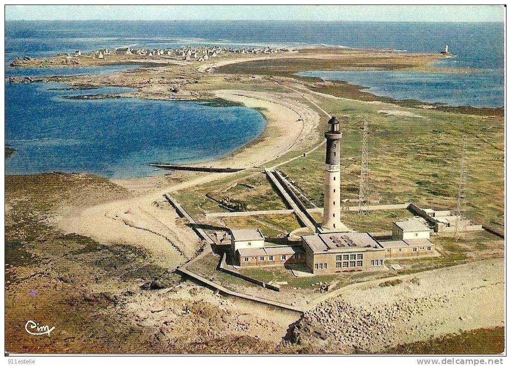 Ile De Sein ,le Phare Et La Vue Generale - Phares