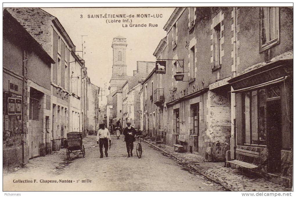 44 SAINT ETIENNE De MONTLUC  La Grande Rue   Vélo   Hotel Cheval Blanc Jeu De Boule Signe - Saint Etienne De Montluc