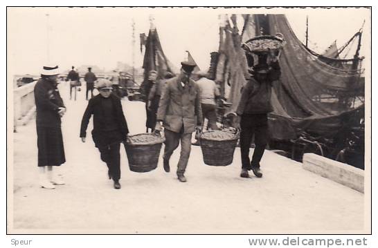 Vissers Lopend Met Manden Vis. Boten. Plaats Onbekend, Omstreeks 1930, Unieke Foto. - Pêche