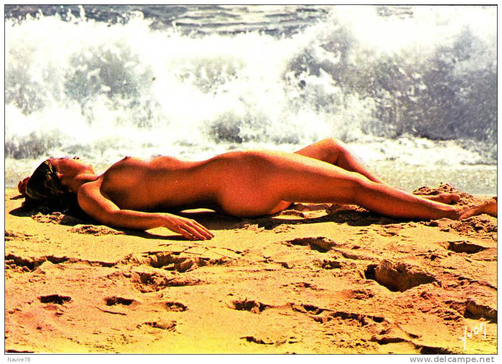 PIN UP.   FEMME NUE ALLONGEE SUR LE SABLE DEVANT L'ECUME DES VAGUES - Pin-Ups