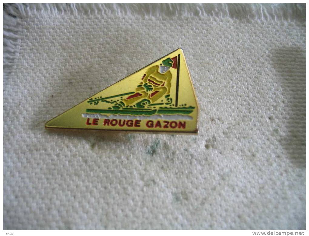 Pin´s De La Station De Ski Du Rouge Gazon Dans Les VOSGES - Winter Sports