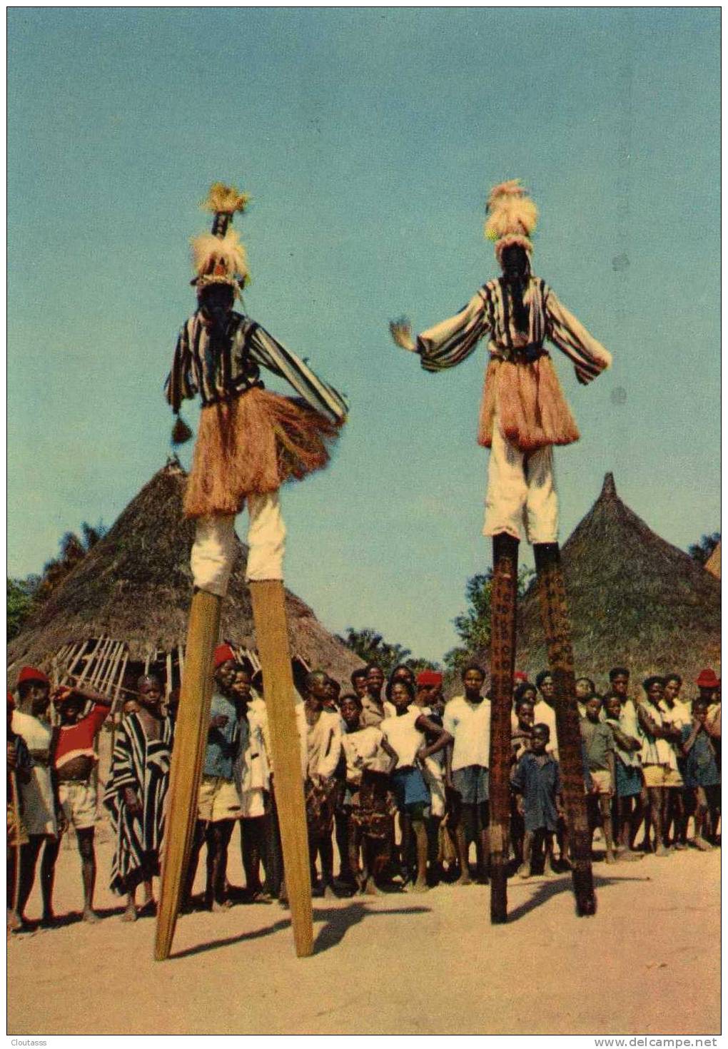 MASQUES AFRICAINS) Série CP N 14  -SUPERBE -DANSEUSES SUR ECHASSES - N ' ZO-  ANIMATION  ENFANTS (  GUINEE) - Guinea