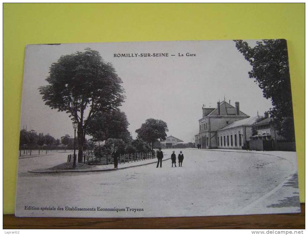 ROMILLY-SUR-SEINE (AUBE) LA S.N.C.F. LES GARES. - Romilly-sur-Seine