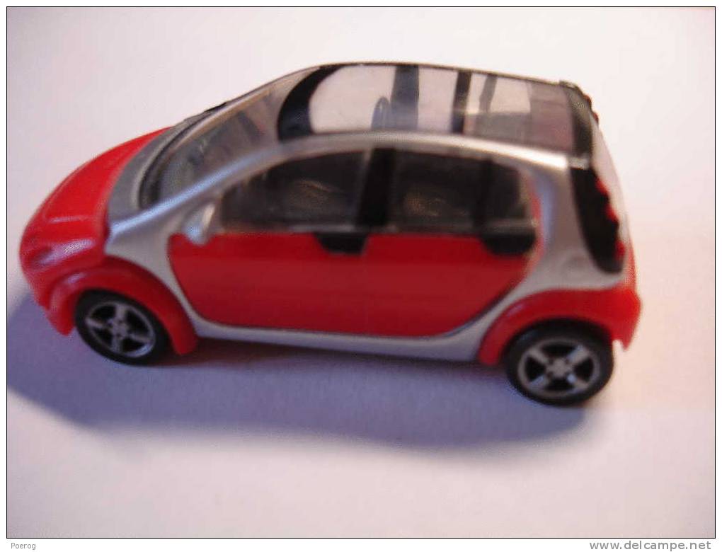 VOITURE JOUET KINDER - SMART FORFOUR - MPG TT091 - Figurine KINDER - Playmobil