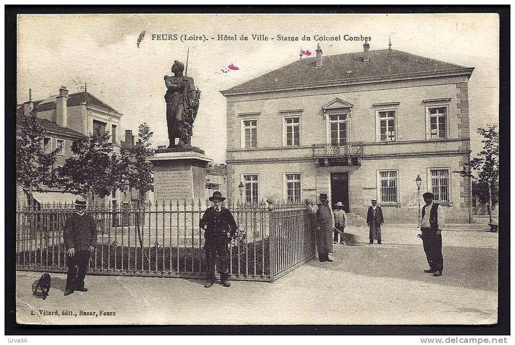 CPA  ANCIENNE- FRANCE- FLEURS (42)- L'HOTEL DE VILLE- STATUE DU COLONEL COMBES- BELLE ANIMATION- BALAYEUR - Feurs