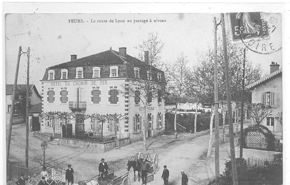 42 // FEURS - La Route De Lyon Au Passage à Niveau, ANIMEE, HOTEL DU CHEMIN DE FER - Feurs