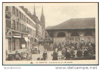 16332 QUIMPER - Les Halles Un Jour De Marché . Cap 14 Vieille Voiture - Bijouterie Horloge - Affiche Lorient  ? - Quimper