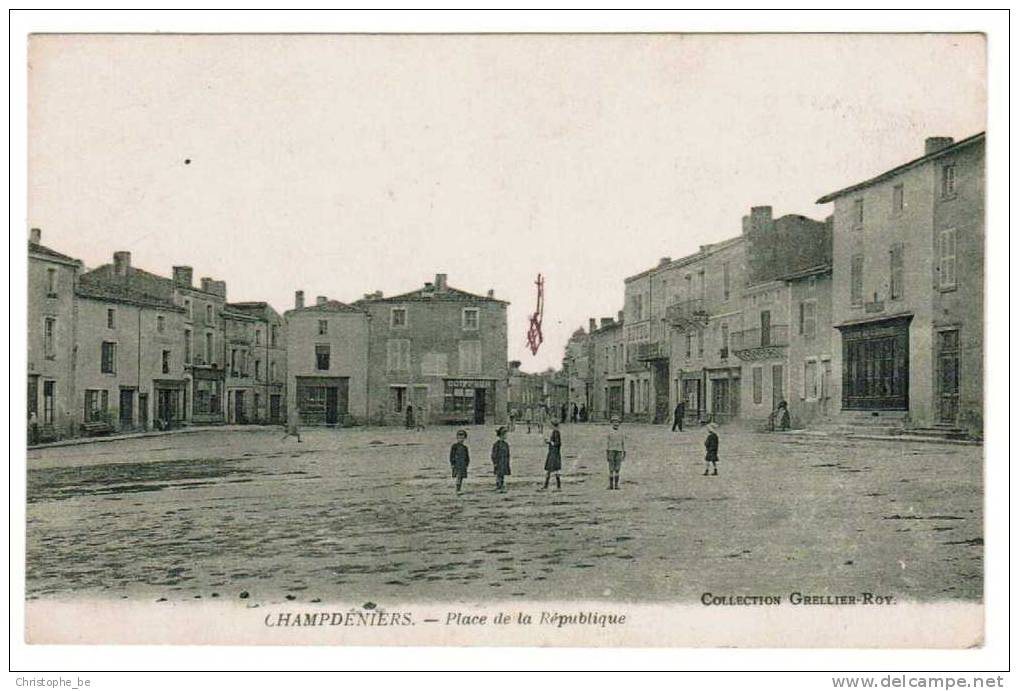 CPA Champdéniers Place De La République (pk1468) - Champdeniers Saint Denis