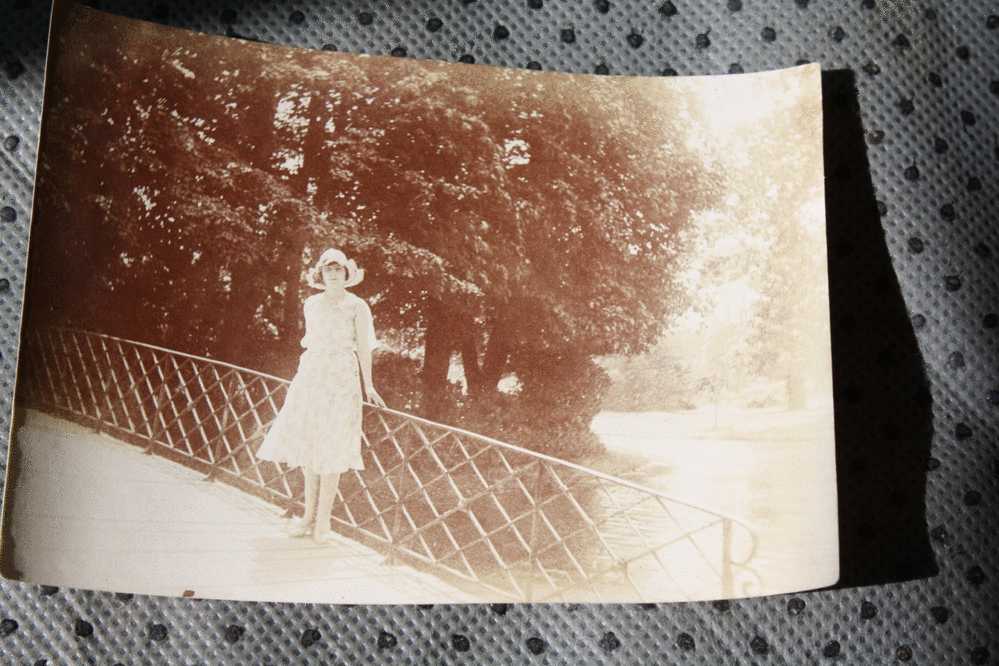 LE PARC BORELLY MARSEILLE Le  12-7-1930 PHOTOGRAPHIE ORIGINALE TIRAGE Par  PLAQUE JEUNE FILLE  Habillée MODE + CHAPEAU - Lugares