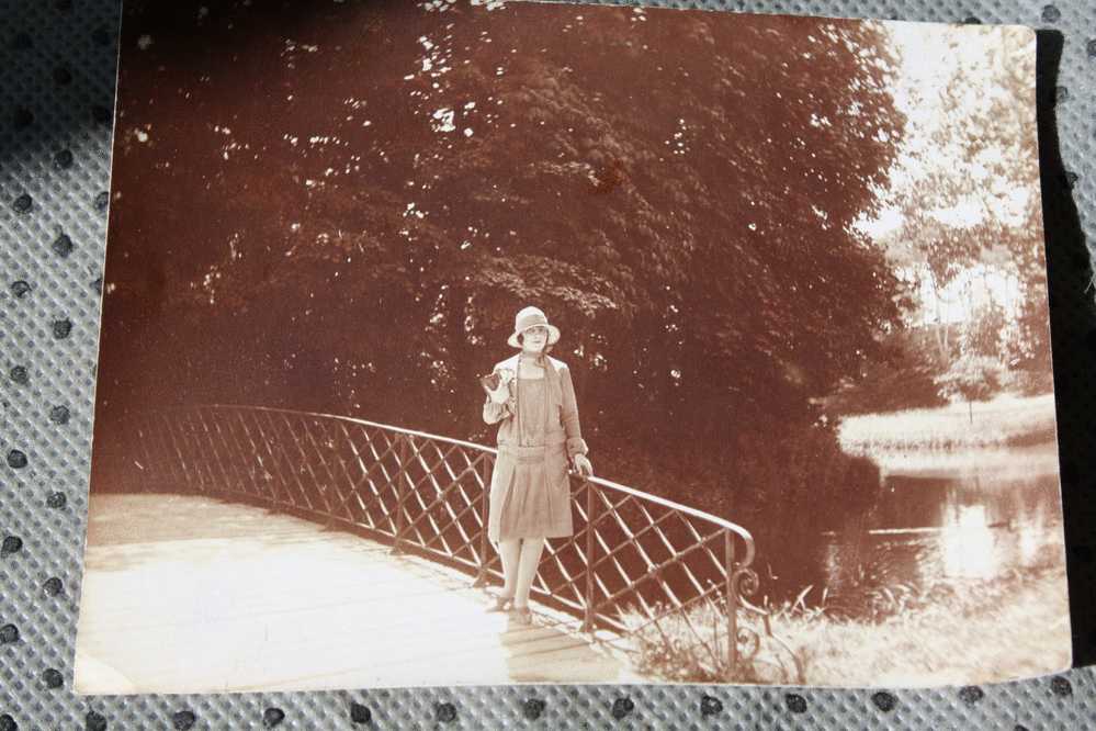 LE PARC BORELLY MARSEILLE Le  3-7-1927 PHOTOGRAPHIE ORIGINALE TIRAGE Par  PLAQUE JEUNE FILLE  Habillée MODE + CHAPEAU - Luoghi