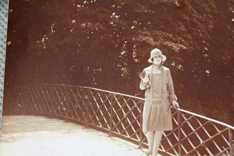LE PARC BORELLY MARSEILLE Le  3-7-1927 PHOTOGRAPHIE ORIGINALE TIRAGE Par  PLAQUE JEUNE FILLE  Habillée MODE + CHAPEAU - Luoghi