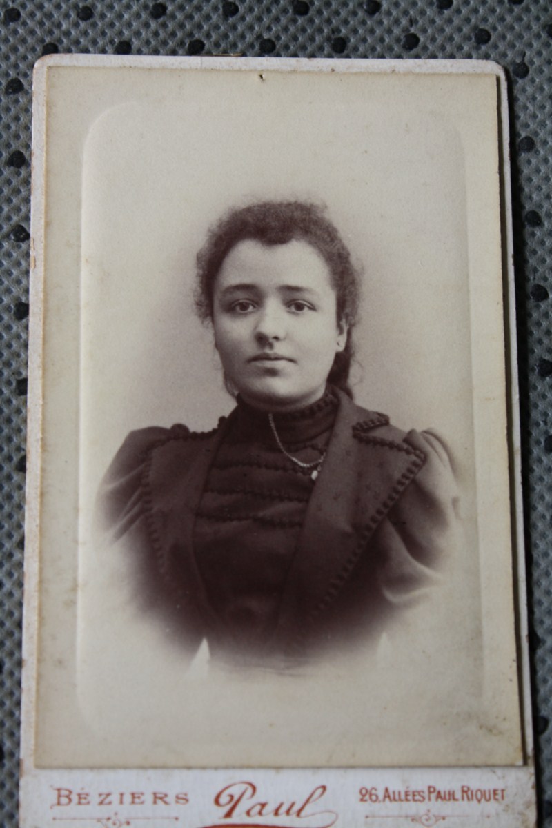 ANCIENNE PHOTOGRAPHIE UNE BELLE ET JEUNE FEMME De  BEZIERS HERAULT 34 PHOTOGRAPHE PAUL - Ancianas (antes De 1900)